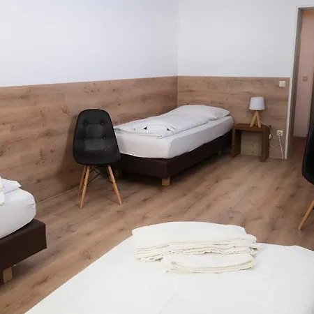 Forest Monteurzimmer & Fewo Fuer Firmen & Gruppen Hotel *